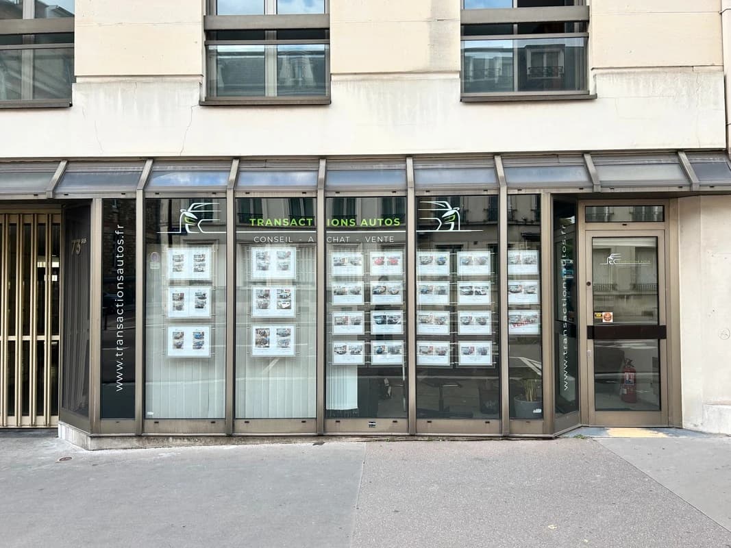 Vitrine de l'agence Transactions Autos, rue du Maréchal Foch à Versailles